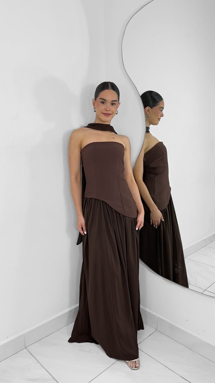 VESTIDO STRAPLESS LARGO CON BUFANDA CAFE