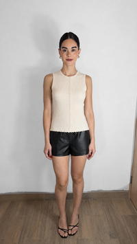 TOP RIB BOTONES SIN MANGA IVORY