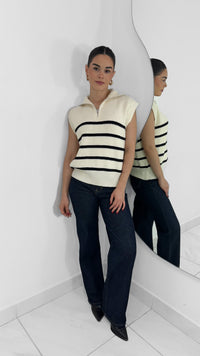 SUÉTER SIN MANGAS DE RAYAS CON CIERRE AL FRENTE BLANCO CON NEGRO