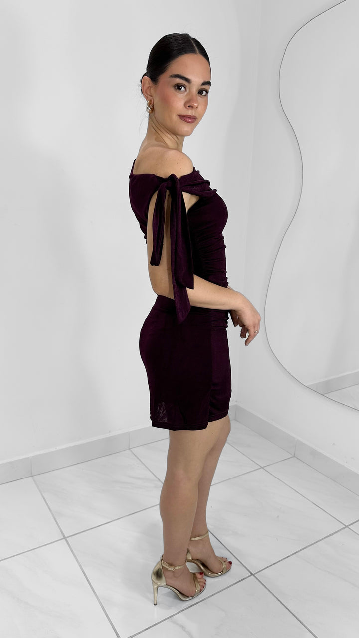 VESTIDO CORTO FRUNCIDO CON DETALLE DE LAZO EN HOMBRO PÚRPURA