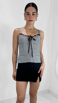 FALDA SHORT NEGRA CON ABERTURA PIERNA