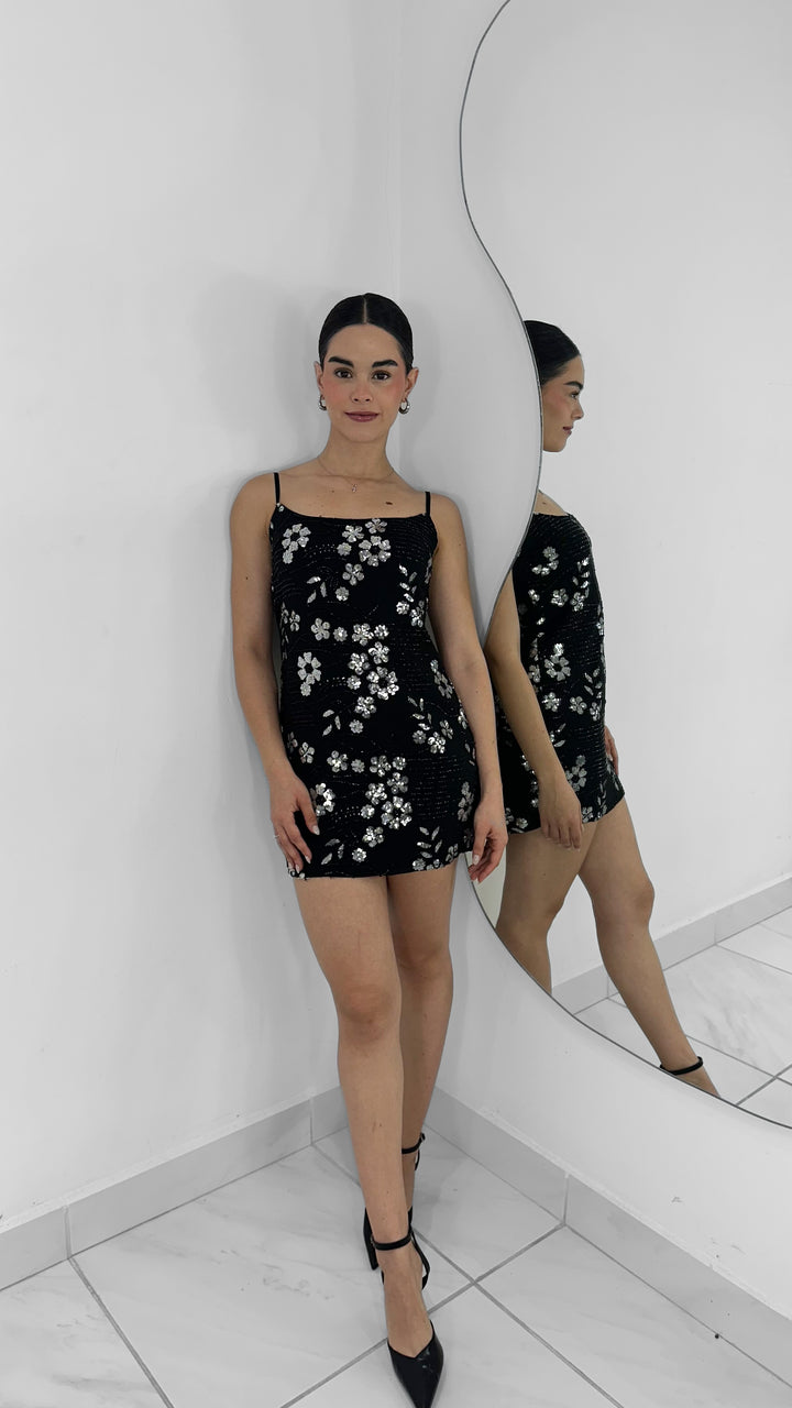 VESTIDO CORTO CON DETALLE DE FLORES BORDADAS NEGRO