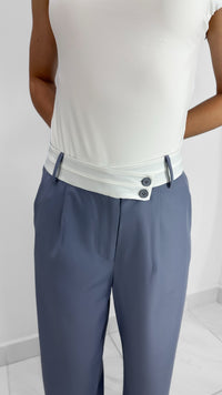 PANTALON PLISADO GRIS CON CINTURA ENTALLADA
