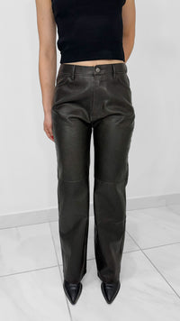 PANTALÓN LARGO DE PIEL CON ACABADO DESGASTADO NEGRO