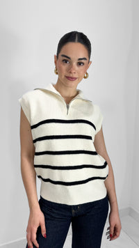 SUÉTER SIN MANGAS DE RAYAS CON CIERRE AL FRENTE BLANCO CON NEGRO