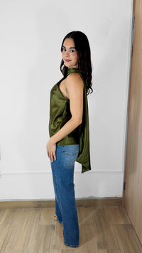 BLUSA SATINADA CON BUFANDA VERDE OLIVO