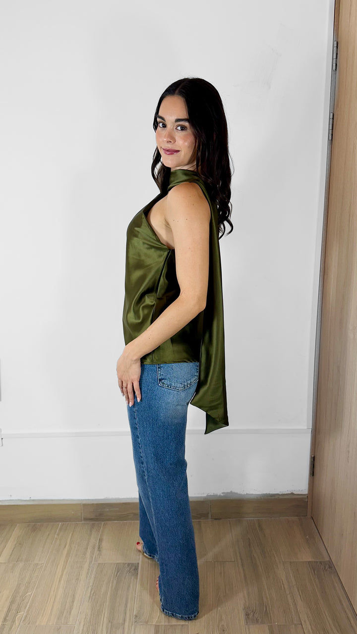 BLUSA SATINADA CON BUFANDA VERDE OLIVO