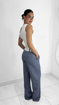 PANTALON PLISADO GRIS CON CINTURA ENTALLADA