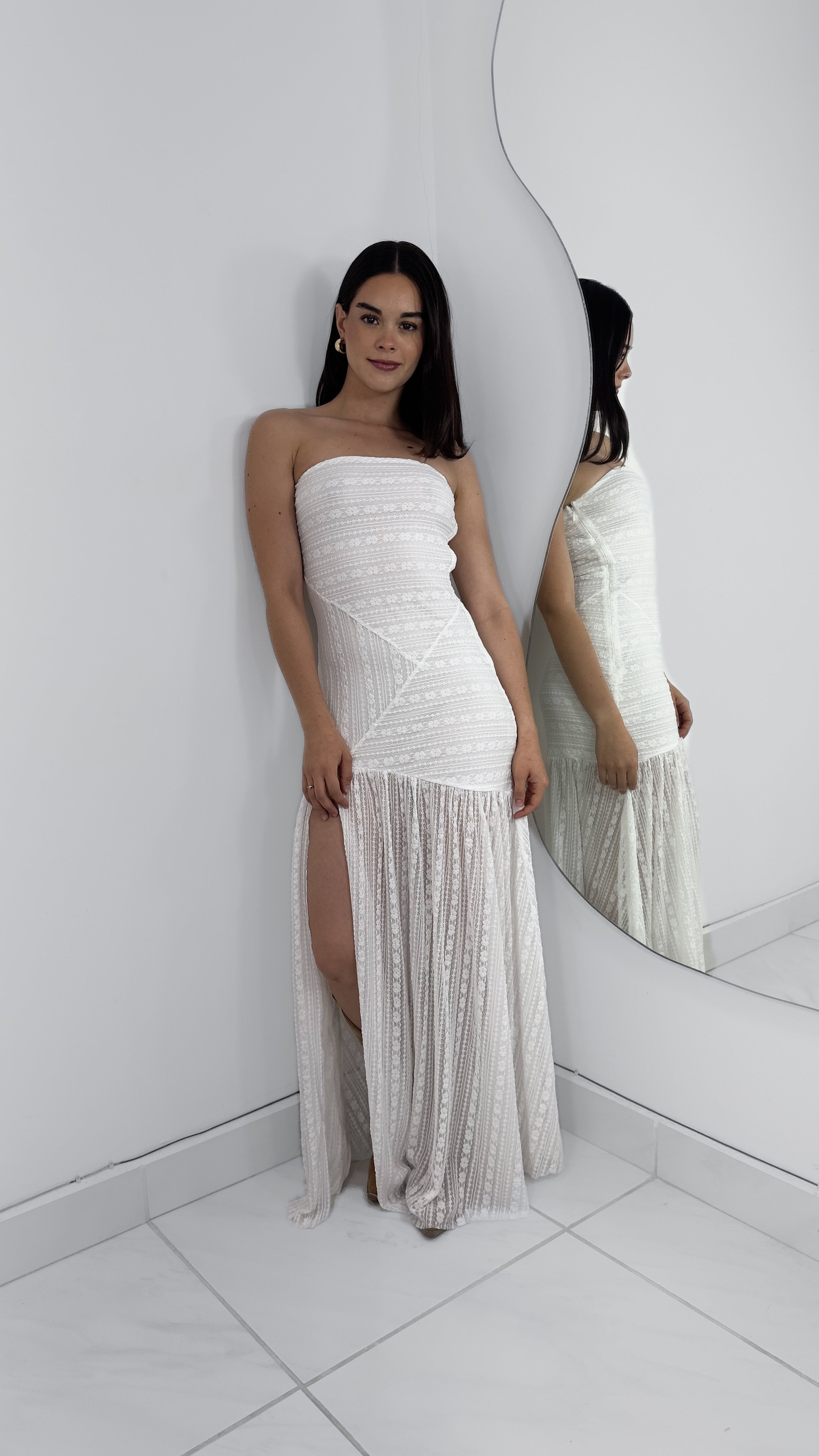 VESTIDO LARGO TEJIDO STRAPLESS ABERTURA PLAYERO