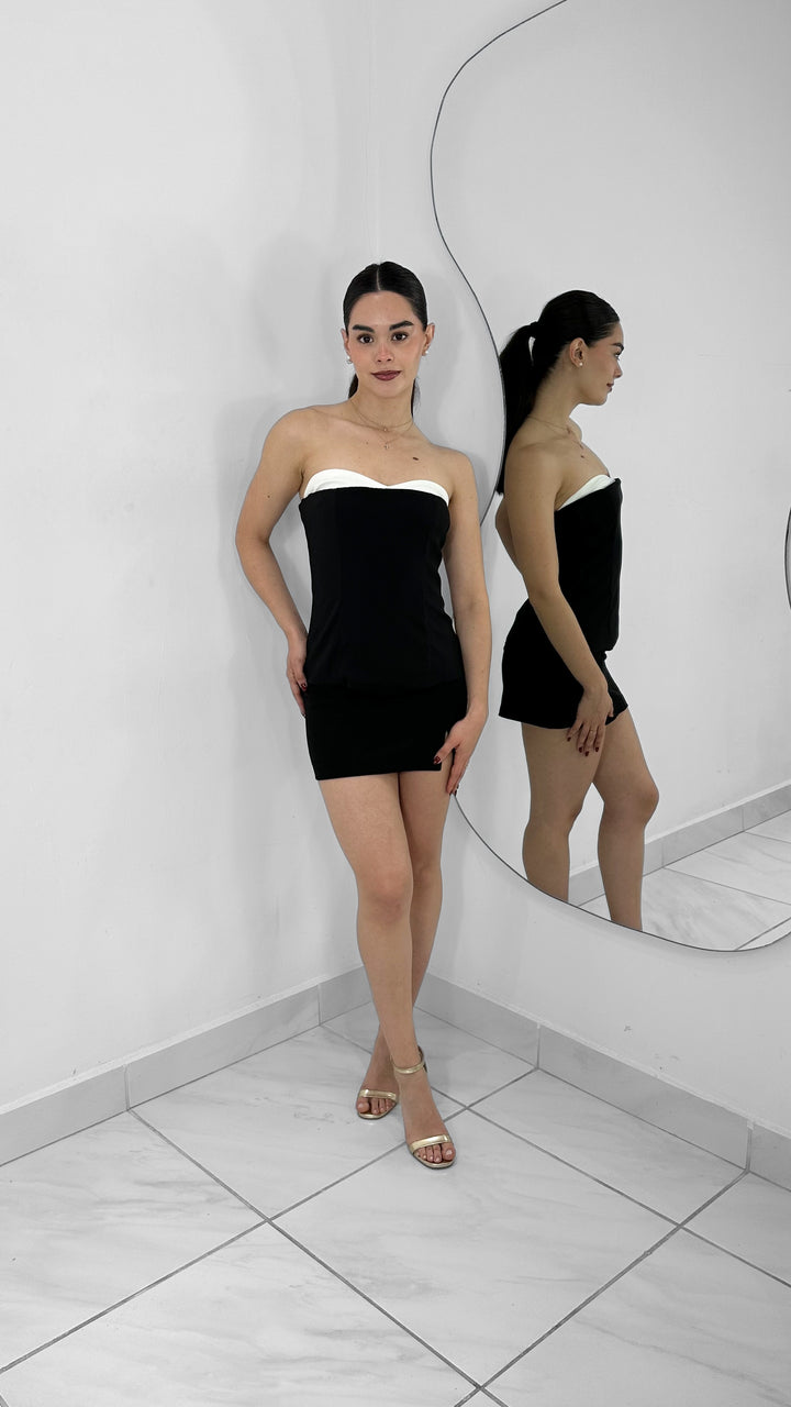 FALDA SHORT NEGRA CON APERTURA