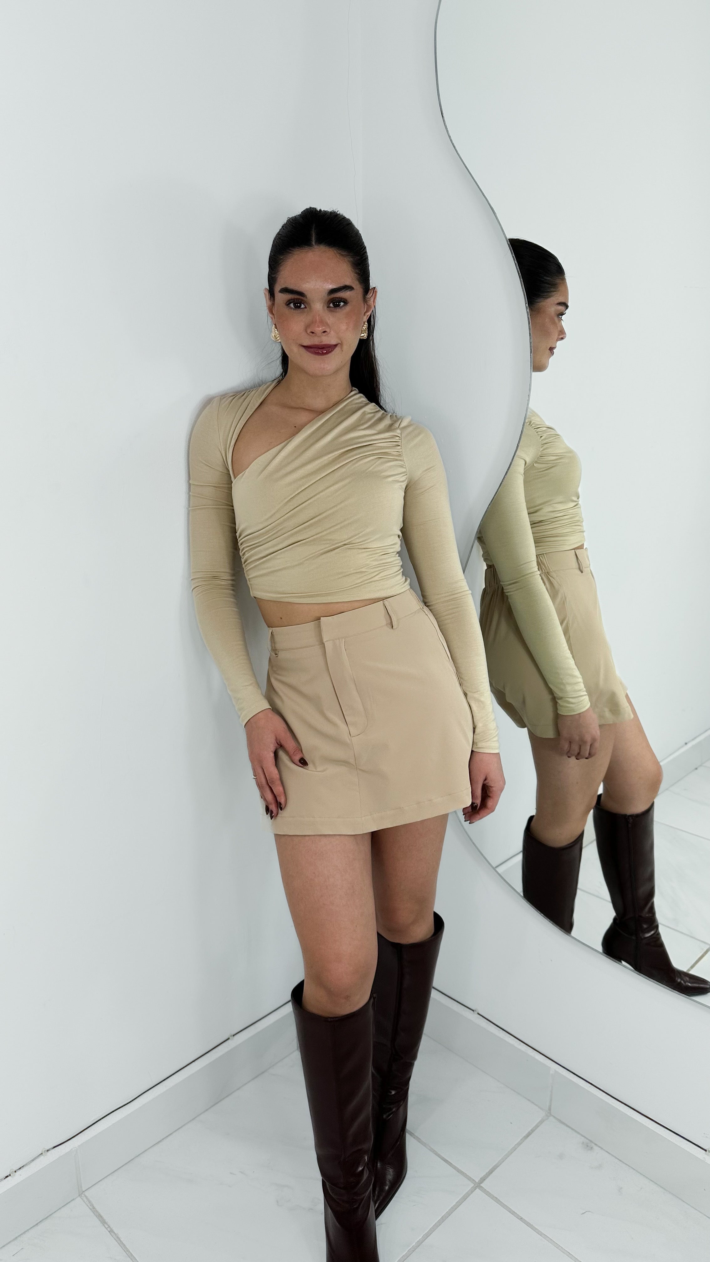 FALDA SHORT TIRO ALTO TAUPE