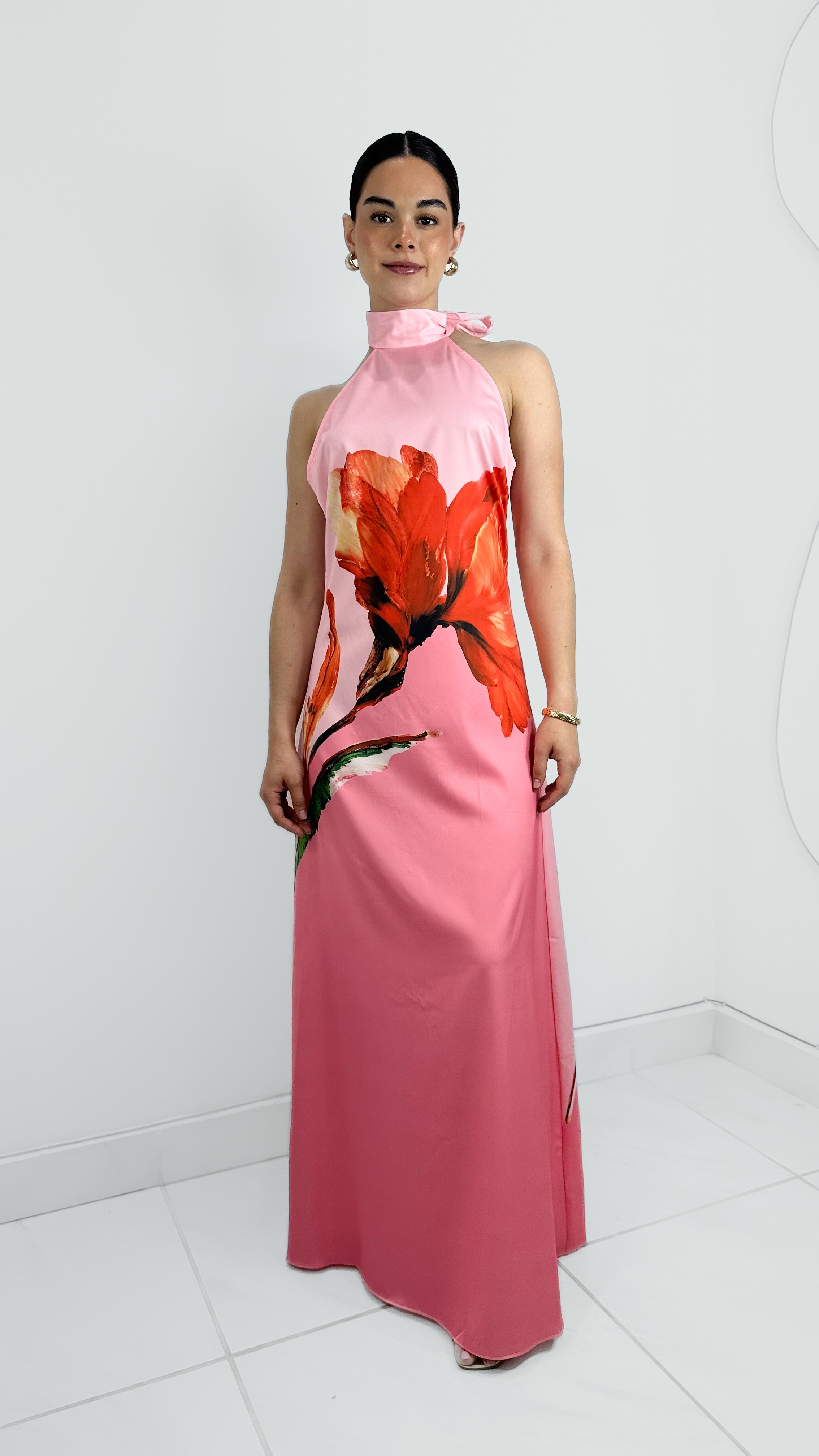 VESTIDO LARGO HALTER SATINADO BABY PINK EFECTO FLOR