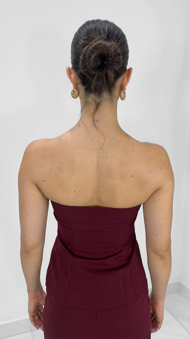 TOP STRAPLESS VINO CON BOTONES DORADOS