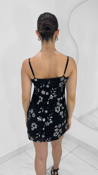 VESTIDO CORTO CON DETALLE DE FLORES BORDADAS NEGRO