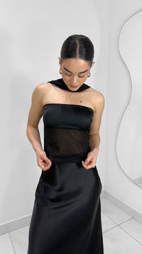 TOP STRAPLESS DE SATIN & GASA CON BUFANDA A JUEGO NEGRA