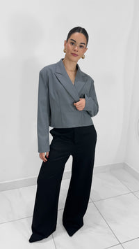 CROP BLAZER GRIS CON CUELLO ANCHO
