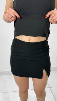 FALDA SHORT NEGRA CON APERTURA