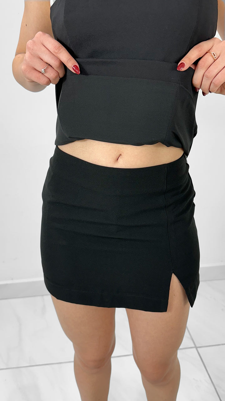 FALDA SHORT NEGRA CON APERTURA