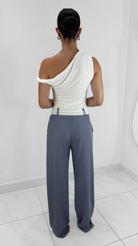 PANTALON PLISADO GRIS CON CINTURA ENTALLADA