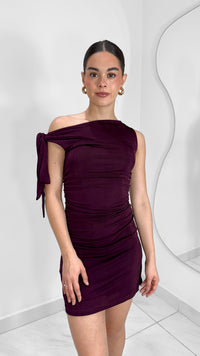 VESTIDO CORTO FRUNCIDO CON DETALLE DE LAZO EN HOMBRO PÚRPURA