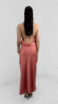 VESTIDO MIDI SATINADO SIN ESPALDA ROSA