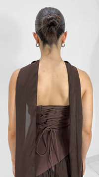 VESTIDO STRAPLESS LARGO CON BUFANDA CAFE