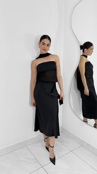 TOP STRAPLESS DE SATIN & GASA CON BUFANDA A JUEGO NEGRA