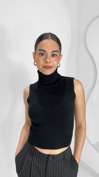 BLUSA CUELLO ALTO DE PUNTO NEGRO