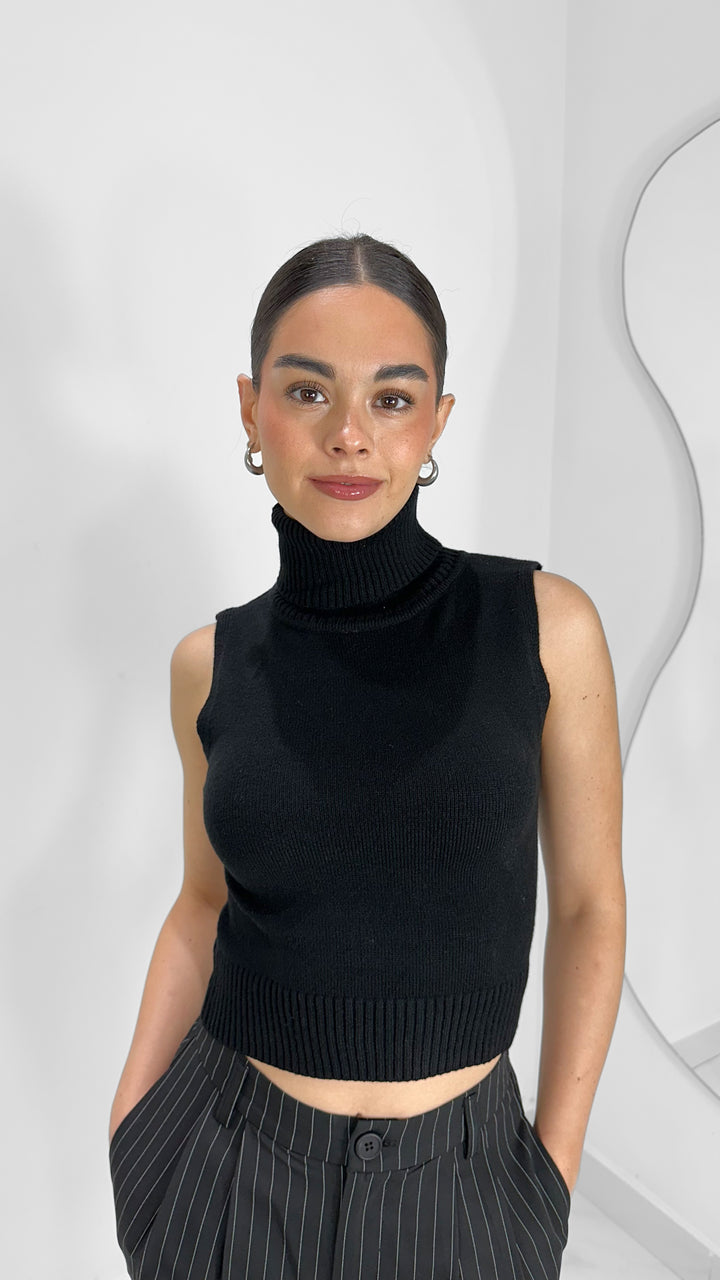 BLUSA CUELLO ALTO DE PUNTO NEGRO