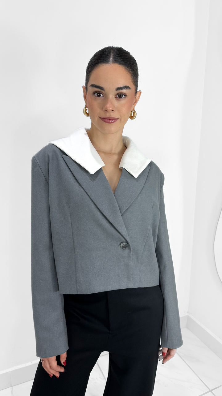 CROP BLAZER GRIS CON CUELLO ANCHO