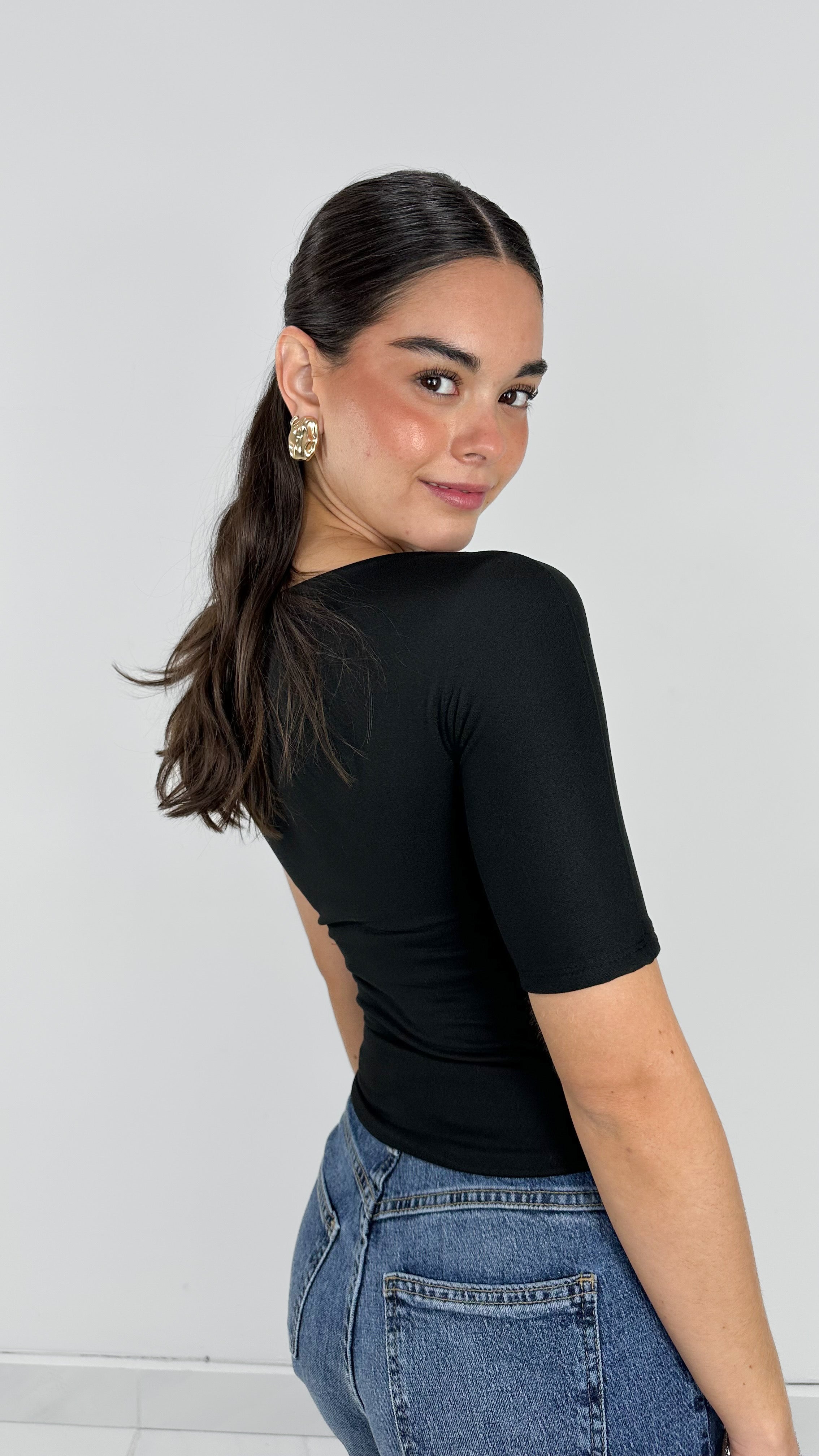 BLUSA DOBLE TELA UN HOMBRO TORCIDO BLACK