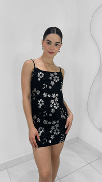 VESTIDO CORTO CON DETALLE DE FLORES BORDADAS NEGRO