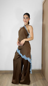JUMPSUIT SATÍN CAFÉ CON ENCAJE AZUL