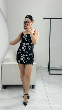 VESTIDO CORTO CON DETALLE DE FLORES BORDADAS NEGRO