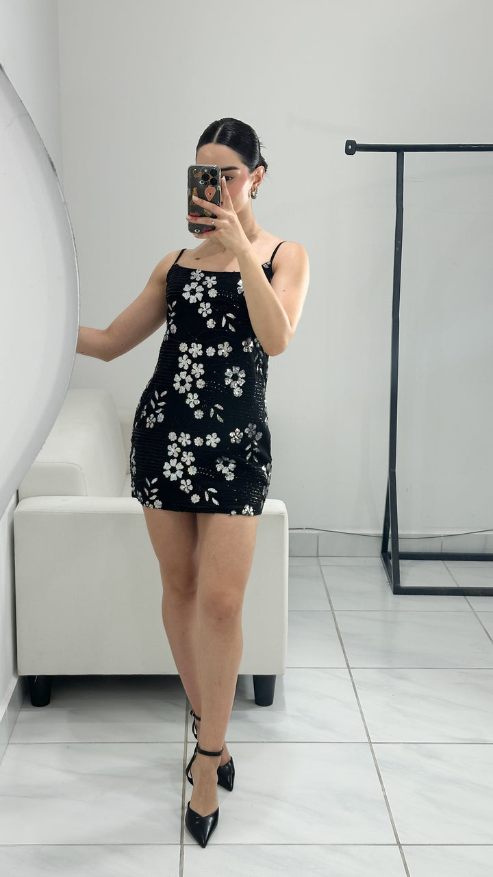 VESTIDO CORTO CON DETALLE DE FLORES BORDADAS NEGRO