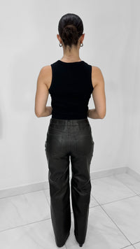 PANTALÓN LARGO DE PIEL CON ACABADO DESGASTADO NEGRO
