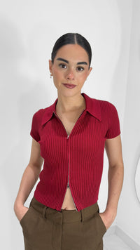 TOP DE PUNTO ROJO CON CIERRE FRONTAL