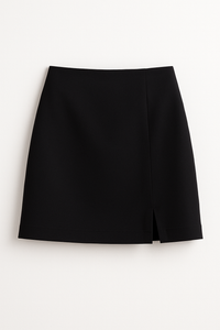 FALDA SHORT NEGRA CON ABERTURA PIERNA