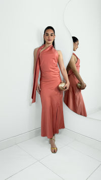 VESTIDO MIDI SATINADO SIN ESPALDA ROSA