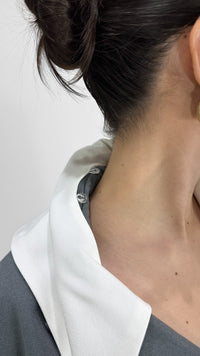 CROP BLAZER GRIS CON CUELLO ANCHO