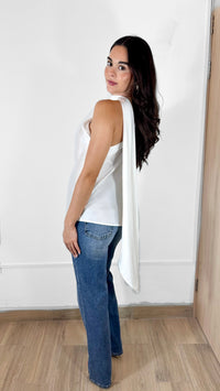 BLUSA SATINADA CON BUFANDA BLANCA