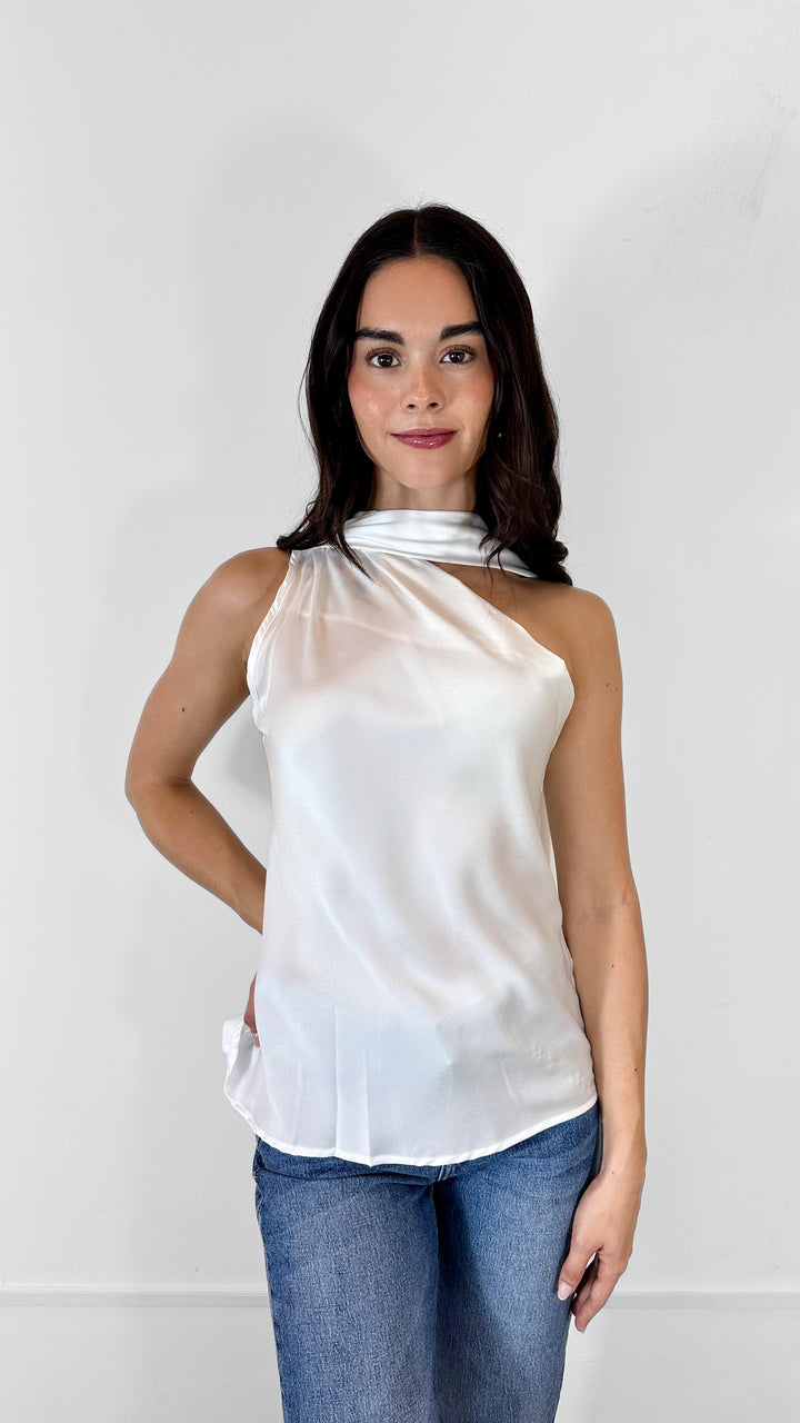 BLUSA SATINADA CON BUFANDA BLANCA