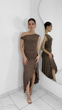 VESTIDO MIDI ASIMÉTRICO DE UN HOMBRO MOCHA