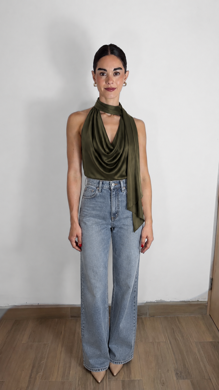 BLUSA SATINADA CON BUFANDA VERDE OLIVO