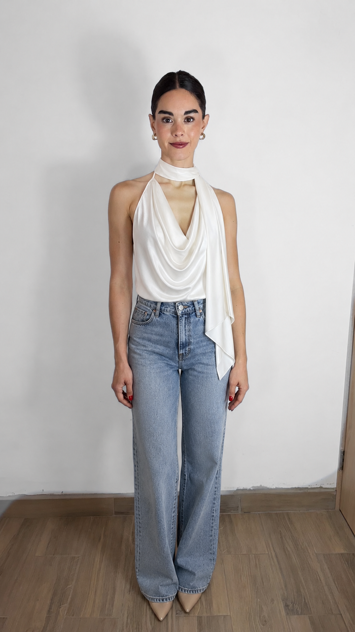 BLUSA SATINADA CON BUFANDA BLANCA