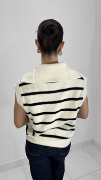 SUÉTER SIN MANGAS DE RAYAS CON CIERRE AL FRENTE BLANCO CON NEGRO