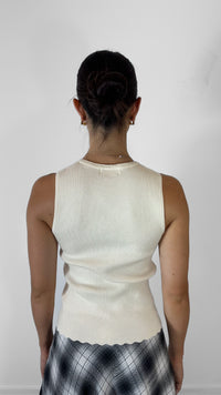 TOP RIB BOTONES SIN MANGA IVORY
