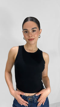TOP CANELE SIN MANGAS Y CUELLO REDONDO NEGRO