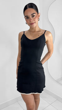 VESTIDO CORTO NEGRO CON DETALLE DE PERLAS