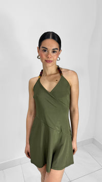 VESTIDO CORTO SATINADO OLIVO CON CUENTAS EN CUELLO